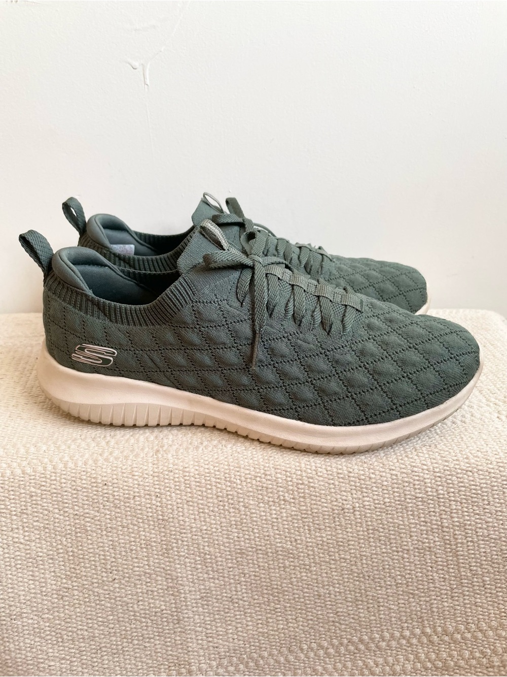 Skechers Womens Size 9.5 Low Top Stretch Fit Walking Sneakers Green